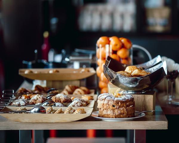 Buffet di dolci con brioches, torte e frutta.