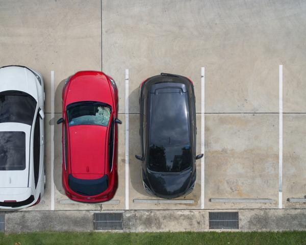 Vista dall'alto di tre auto parcheggiate in fila.