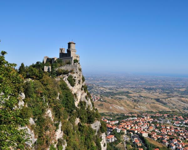 Castello su una collina con vista panoramica.